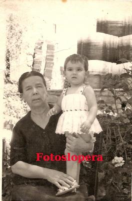 La Ama de Llaves y Cocinera en el Castillo de Lopera Ángela Delgado y su nieta Justa María Ruiz en el patio de armas del castillo calatravo en el año 1964.