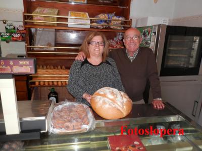 Tras casi 50 años elaborando pan en Lopera, llega el momento de la jubilación para nuestro panadero Enrique Herrador Haro, en la foto junto a su esposa Isabel Adán Candelario. El 31 de mayo también cerrará al público el despacho de pan.