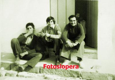 La costumbre se sentarse en el escalón de las puertas de las casas. José Palomo, Luis Lara y Raimundo Bueno. Año 1970