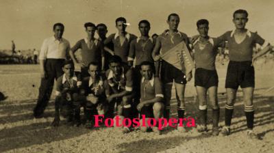 Equipo de Fútbol del Lopera C. F.  que se enfrentó al Porcuna en la Feria Real de Porcuna un 5-9-1943. Resultado final Porcuna 6 Lopera 2.