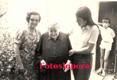 La poeta autodidacta loperana Ana García Moreno flanqueada por Pilar Puentes, Nieves Bernal y Manuel Izquierdo. Año 1969
