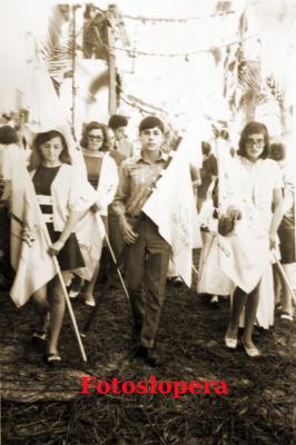 Procesión del Corpus a su paso por la Calle Corpus. Año 1970. Ana Coca, Mari Izquierdo, Francisco García y Carmen Lara