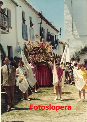 Procesión del Corpus en carro a su paso por la Calle Corpus en el año 1972. Gregorio Herrador, Mari Izquierdo, Hermanos Francisco y Juan Manuel Cruz,  Manuel Marín, Amalia Bueno.