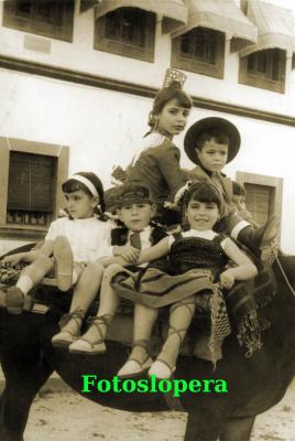 Grupo de loperanos en la Romería de San Isidro Labrador en plena Plaza Mayor de Lopera. Año 1963. Los hermanos Rafaela, Francisco y Manuela Hoyo, Ana Lanagran...