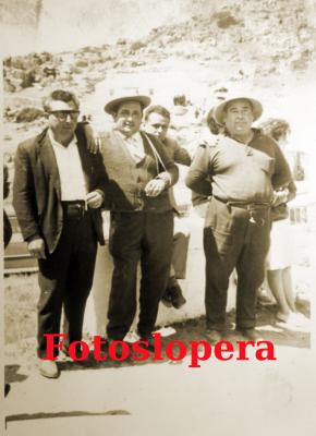 Grupo de loperanos en las faldas del Cerro de la Virgen de la Cabeza.  Sebastián Melero, Diego Gómez, Rafael Hueso y Luis Díaz.