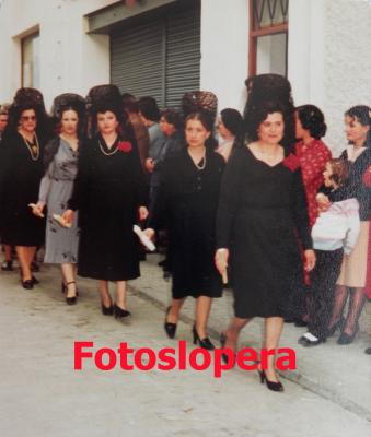 Grupo de mujeres de mantilla acompañando la procesión de la Soledad. Año 1983. Mª Tere Gómez, Marina Espín, Pepita Coca, Ana Mª Morcillo y Ana Vallejo