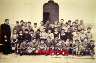 Grupo de niños de catequesis con el párroco D. Miguel Luque Pardo en la Lonja de la Ermita de Jesús. Año 1958