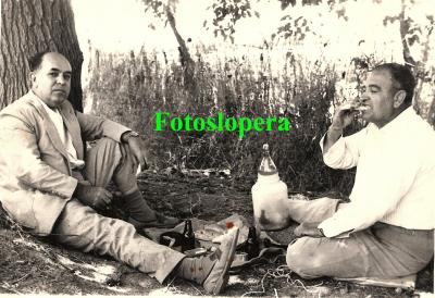Los loperanos Juan Hueso y Manuel Alférez de picnic. Año 1970