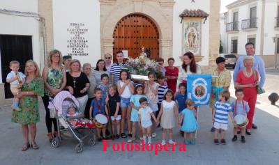 Un año más el Barrio de San Roque de Lopera acogió la tradicional procesión de la Virgen Niña que fue portada por un nutrido grupo de niños.