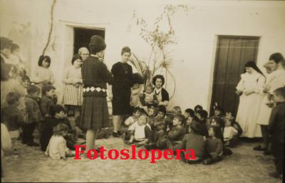 Educadoras y grupo de niños en la Guardería Infantil de Lopera. Año 1958.