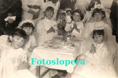 Grupo de Niñas celebrando su Primera Comunión. Lopera 26-5-1960. Araceli Moreno, Tere Coca, Mª Loli Bueno, Rafi Delgado, Pauli Medina y  Mari Paz Gómez.