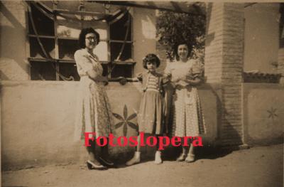 Las loperanas Anita Velasco, Pilar Alcalá y Margarita Velasco en el Kiosco de Aurelio Palomo en pleno Paseo de Colón.