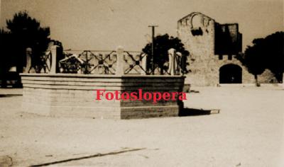 Paseo vespertino por el pasado de calles y plazas de Lopera. Hoy por el Paseo de Colón en el año 1951. Detalle de la primitiva plataforma que había en el centro del paseo.