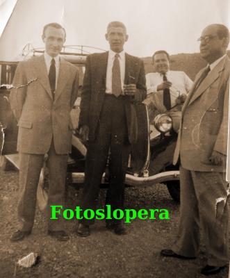 Grupo de loperanos junto al taxi de Germán García. Año 1952. Carlos Barberán, Manuel Candelario, Germán García y Francisco Medina