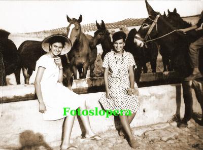 Conchi Bellido y Helga Walter en el abrevadero del Cortijo de los Morrones. Año 1959