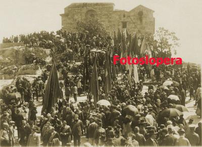Las distintas Cofradías con sus Banderas en la Romería de la Virgen de la Cabeza un 26 de abril de 1932.