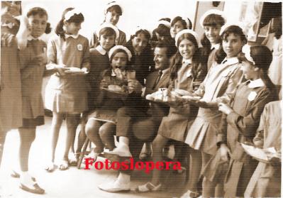 Grupo de alumnas del Colegio Miguel de Cervantes de Lopera junto al maestro D. Juan Bautista Villar Criado. Año 1968