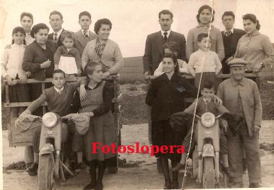 La Familia Lara Cabezas posando en los motocarros que utilizaban para vender vino de Lopera.