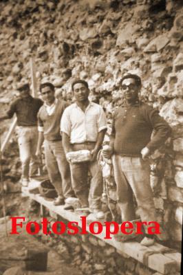 Los Loperanos Antonio Hidalgo, Antonio Mena, Pedro Hueso y Antonio Corpas. Restaurando la pared del Castillo donde estaba la rampa de subida al adarve. Año 1966