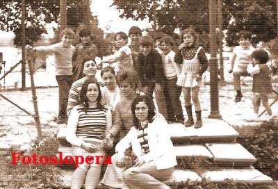 Grupo de Bordadoras del Taller de Isabel Lara en la plataforma del Paseo de Colón. Año 1969. Micaela Moreno, Mari Serrano, Rosario Pedrosa, Carmen Chueco y Rafaela Vallejo