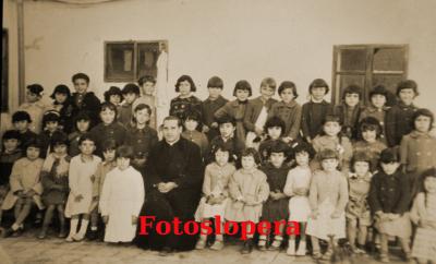 Grupo de niñas con el Párroco D. Vicente Criado . Año 1959