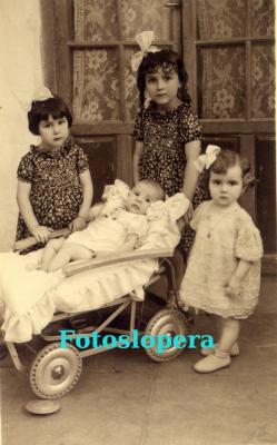 La Infancia. Instantánea de las Nietas de Dª Ana Cámara (La Partera). 16-10-1939