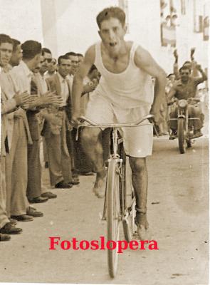 El loperano Pedro Lara Cabezas vencedor de la Carrera de Bicicletas celebrada en las Fiestas de los Cristos de Lopera. Año 1956