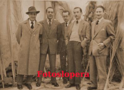 Grupo de amigos un Domingo de Ramos de los años 50. Alfonso Casas, Manuel Huertas, Antonio Palomo, Eufrasio Barberán y Antonio Corazón.