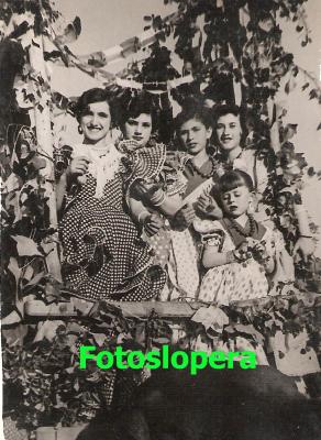 Carroza en la Romería de San Isidro Labrador. Lopera 15-5-1956. Esperanza Garrote, Conchi Bellido, Carmen Huertas, Mª Carmen Villalba.