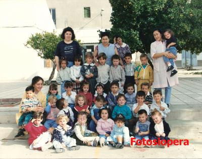 Educadoras y niños de la Guardería Infantil Municipal "Niño Jesús" de Lopera. Año 1997