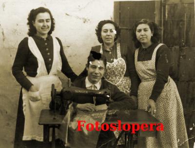 Sastrería de la Fonda de Antonio Gutiérrez Corpas. En la foto Carmen Castillo, Isabel Criado, Ana Martínez y Juan A. Alcalá. Años 50