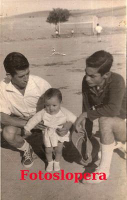 Los jugadores del Lopera C. F. Antonio Pedrosa y Benito Santiago, junto a la niña Inma Pedrosa en el Estadio Santo Cristo de Lopera. Año 1969