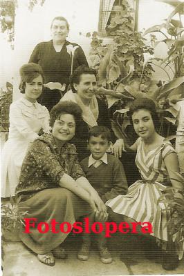 Taller de la Modista María Bueno Taravilla. Año 1963. Manuela Bueno, Isabel Rosales, Maria Bueno, Anita Martínez, Raimundo Bueno y Angela Bellido.