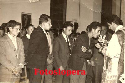 Misa oficiada por D. Joaquín Parras en el Colegio Miguel de Cervantes en el Curso 1966-67 a los Maestros y Alumnos de la Campaña de Alfabetización.
