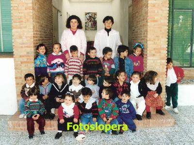 Grupo de Niños de la Guardería Infantil Municipal de Lopera con sus educadoras Rosa Gutiérrez y Antonia Cerezo. Año 1994