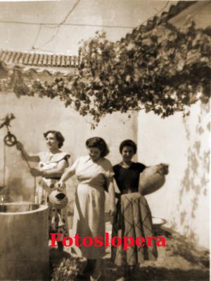 Grupo de mujeres loperanas sacando agua de un pozo. Año 1950. Maria del Campo García, Ana Bellido y otra vecina de Lopera