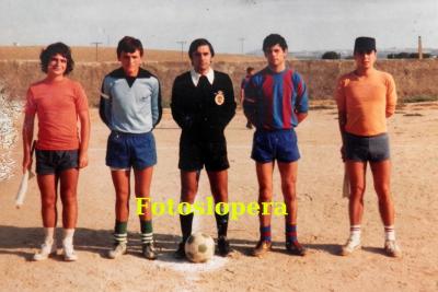 I Trofeo Rocío Villar Sánchez-Andrade. Lopera 16-8-1980. Trío arbitral y capitanes. José Valenzuela, Juan Cantero (A. D. Lopera), Paco Herrero Bueno, Tajuelo (Iliturgi C. F.) y Sixto Coca.