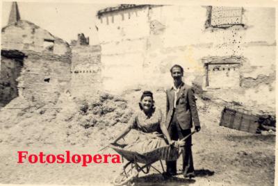 Rafael Rojas y María del Campo García en el interior del Castillo de Lopera. Años 40