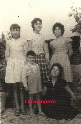 Grupo de jóvenes loperanas en el Taller de la Modista María Bueno Taravilla. Isabel Rosales, Ángela Bellido, María Monge, Raimundo Bueno y Anita Martínez. Año 1963