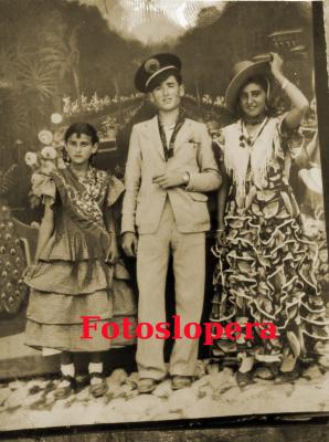 Las Hermanas Paquita y Campos García Girón y su primo Juan José García en la Feria de los Cristos. Año 1944