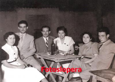Grupo de loperanos en la Feria de los Cristos. Lopera 30-8-1952. Tere Manchado, Pablo Crespo, José Morales, Araceli Cabezas, Carmen Rosal y Marcos Ruiz.