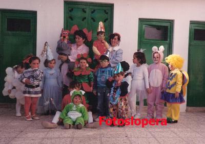 Grupo de Niños de la Guardería Infantil de Lopera en una Fiesta de Carnaval con sus educadoras Rosa Gutíerrez y Basi Cruz. Año 1992