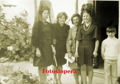 Grupo de loperanos en la Semana Santa de 1974. Pilar Calixto, Maria del Campo García, Isabel Herrera, Tere Manchado y Diego Manchado.
