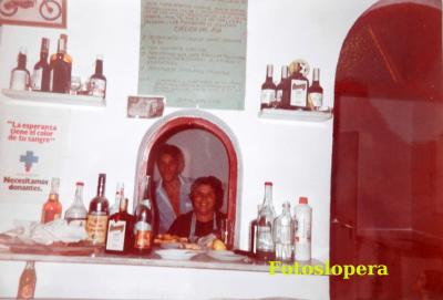 El Kiosco de Curriqui en el Paseo de Colón en el año 1982. Un recuerdo a Antonia Gil Belmonte "la Nona" con sus Caracoles, Patatas rellenas, Flamenquines... en la foto junto a su hijo Manuel Ruiz Gil.