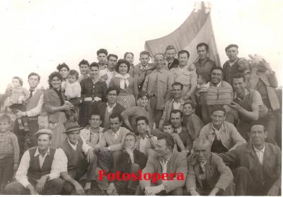 Grupo de loperanos en un Remate de la Aceituna en el Pago de Mendoza. Año 1963