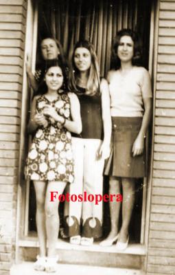 Grupo de loperanas en la puerta de la Peluquería de las Hermanas Haro sita en la calle Real (Cuatro Esquinas). En la foto Ana María y Juanita Haro, junto a Asun Huertas y una clienta. Año 1972