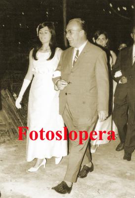 La Dama de Honor de la Feria de los Cristos Pauli Medina acompañada de D. Carlos Cortés de la Vega. Al fondo la Dama de Honor Nati Moreno. Lopera Año 1969.