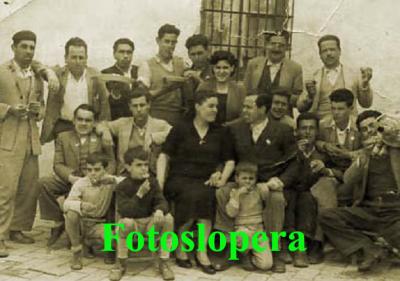Operarios de las Bodegas de Vinos Sotomayor en el Castillo de Lopera. Año 1954