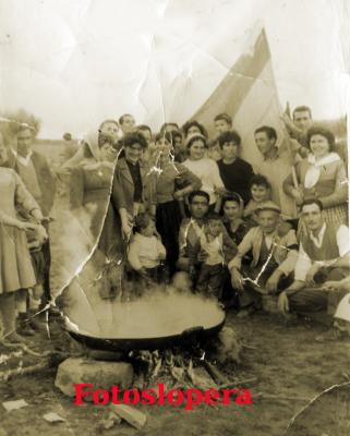 Grupo de Loperanos de Remate de la Aceituna en el Pago de Mendoza. Año 1963.