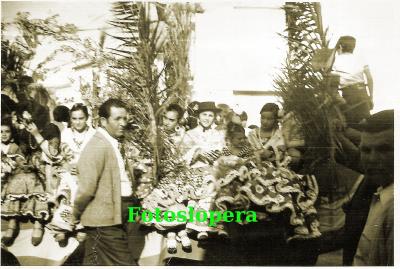 Carroza en la Romería de San Isidro Labrador Lopera. Año 1975. Carmen Hueso, Manuel López, Serafina Díaz, Isabel Huertas, María Marín...